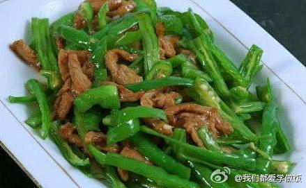 美食 好吃的【青椒肉丝】1、青椒净去籽，...