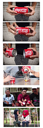 可口可乐已经想出了一个革命性的新种锡其广受欢迎的饮料，分裂成两个较小的容器，允许饮酒的朋友一起分享。可乐共享可以扭曲成两个自足罐，这样你就可以分享你的饮料而不分享您的病菌。