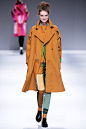 【巴黎时装周】Issey Miyake 2013 秋冬流行发布，三宅一生的衣服花花绿绿的，不但看的人开心，穿的人也开心，看，模特们都笑了