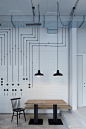 这家咖啡馆名叫proti proudu bistro，设计主题就是“电流与连接”。白色的墙面使用了穿孔胶合板，让线路可以顺着空排列，每到转折处，都有黑色的圆筒将之固定，形成点和线的组合。#求是爱设计# ​​​​