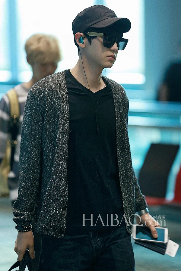 exo组合成员朴灿烈8月24日机场街拍