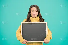 通知信息。通知的概念。小女孩拿着空白的黑板等待通知。读这个通知。对事件通知。有黑板的可爱女学生。广告