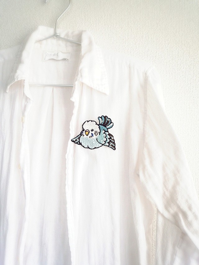 水浴びインコの刺繍ブローチ(水色)