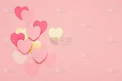 粉色，金色的心形纸在淡粉色的背景。给情人节、生日、妇女或母亲节的节日贺卡。
