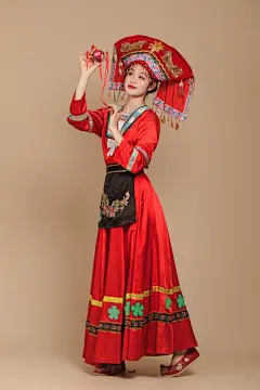 苗族苗服绣球少数民族服饰女性人物摄影图