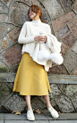 纯色的高领毛衣，面料柔软舒适，非常好搭配的款，搭配A字大摆裙，小开叉的独特设计。整体搭配带点小轻熟风！
 #街拍# #优雅# #时尚# #英伦# #日韩# #名模#