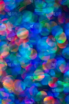 彩虹蓝色闪烁的节日背景与散景灯。庆祝概念的节日和周年