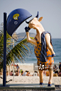 Sculpture of a cow with swimsuit and towel using a public telephone, Ipanema Beach._创意图片