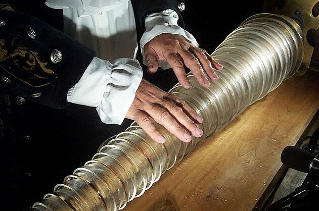 theglassharmonica玻璃琴1761年本杰明富兰克看到有人用装了水的高脚