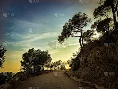 在西班牙巴塞罗那，一个骑山地车的人在日落山tibidabo在西班牙城市
