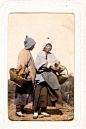 惊呆了！1890年代拍摄的晚清人物肖像，太罕见了！ : 约翰·汤姆森（John Thomson，1837年6月14日－1921年9月29日），为19世纪最重要的摄影师之一，出生于英国爱丁堡，在当地大学就读化学专业。几十年后，被人们称为卓越的“街头摄影家”。他同时具有地志学家、旅游探险家