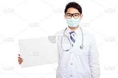 亚洲男医生戴着空白横幅的口罩