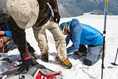 一个专业的向导会帮助你设置和穿着登山鞋