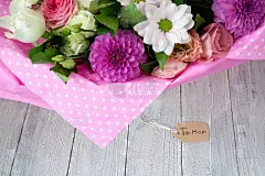 鲜花为母亲节带来节日惊喜。小卡片上写着“献给妈妈”。