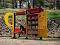 HOT: 在哥伦比亚的首都波哥大，可以在公园或者公车站里看见这样的移动图书室。