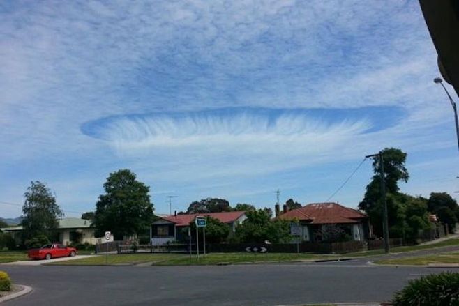 维多利亚东部天空出现罕见巨型雨幡洞云 :...