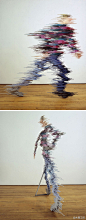 美国设计师Ryan Johnson用彩色木棍制作的装置作品“行人（PEDESTRIAN）”，通过静止的物体表达动态的影像。 
