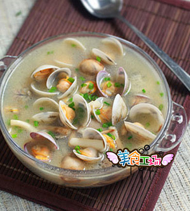 【蛤蜊菌菇汤】做法：1、蛤蜊用淡盐水泡两...