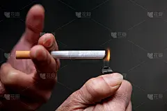用打火机点燃香烟
