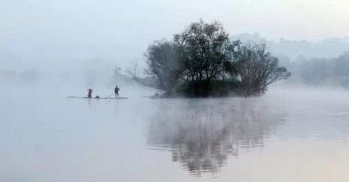 湖上开玉镜，飘渺雾里行。