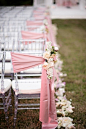 淡雅粉色系列缎带婚礼椅背装饰
