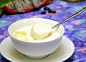 
港式甜点双皮奶
材料准备：
500ml牛奶，就那种纸盒装的光明牛奶就行了，不能太淡;鸡蛋两到三只;白糖若干，视口味而定，个人建议多加糖。
制作方法：
先把牛奶分成两到三小碗，加糖搅拌。要是两碗会剩一些牛奶，可以留着做卡布其诺时打奶泡。把小碗放微波炉里热两分钟，冷却。拿一个大碗，剥下蛋清，加糖搅拌。
注意：
1、蛋清一定要打散打匀。剥蛋清也有技巧，蛋壳敲一个缝，让蛋清慢慢漏到碗里。冷却好的牛奶轻挑奶皮，把小碗牛奶全部倒入有蛋清的大碗里。
2、牛奶倒完，奶皮就沉在碗底，千万不要把奶皮弄破。把蛋清和牛奶搅拌在