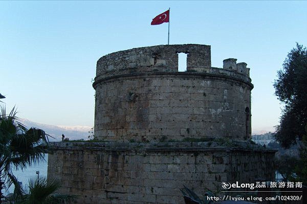 地中海雪山映古城 土耳其Antalya,...