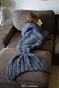 美人鱼尾巴毛毯是美国一家叫Cass James的艺术家在Etsy上贩卖的手工制品，女生们很难抵挡吧？每一件都是由 Cass 亲手缝制，冬天坐上沙发上只要将脚放入美人鱼尾中，既保暖又可爱。