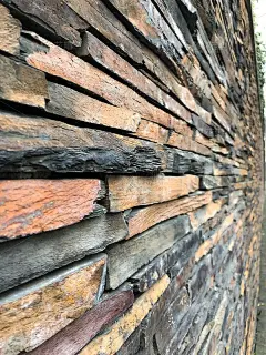 由一块块木板做成的墙