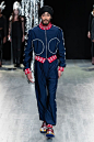 Charles Jeffrey LOVERBOY ss19
Jeffrey的衣服是有思想的，他把跨性别的力量、愤怒、焦虑都融入到衣服里面，衣服上也透出浓厚的艺术气息。

#loverboy##艺术##时装##Charles Jeffrey# ​​​​