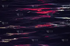 夜晚，五颜六色的光在海上反射