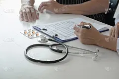 医生顾问向病人解释有关问题的诊断。