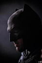 蝙蝠侠75岁了。为了庆祝老爷子生日，DC 漫画今天发布了本·阿弗莱克版的新蝙蝠侠定妆照。小本是《蝙蝠侠大战超人：正义黎明》中蝙蝠侠的扮演者，这部电影预计在2016年上映。从新版的定妆照来看，这个下巴实在太丑了！小本你还是留胡子吧……