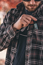 戴墨镜的男子