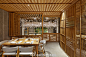 #室内# 西班牙创意工作室Masquespacio的最新项目Nozomi寿司吧。设计涵盖室内设计，灯光设计，装饰设计，家居设计以及餐厅的餐具设计，希望展示出日式风情的精髓与当代性。项目中大量运用了木材，其自然而温暖的缩略表达了日本建筑与街景的新诠释。