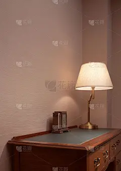 桌子、展板、灯灯