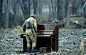 在 1994 年，一名俄罗斯士兵于车臣弹奏一台废弃了的钢琴。