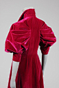 Fuchsia velvet sleeves stitched in parallel with the shoulder blades into sharp pleats that mean they gather in lush folds around the arm. The standing collar brushes the nape of the neck, a #1930s coat by @Schiaparelli rich in aesthetics of a century ear