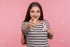 嘿，保重身体!微笑的乐观女孩的肖像在条纹运动衫拿粉红丝带