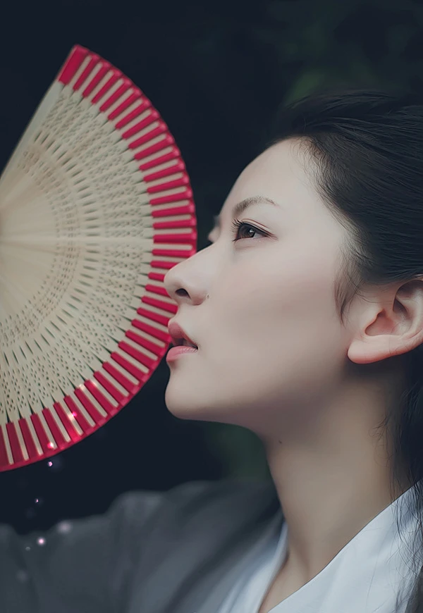 凉飚轻散余霞绮。疏星冷浸明河水。欹枕画檐风。秋生草际蛩。-花瓣网