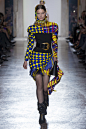 Versace Fall 2018 Ready-to-Wear Fashion Show : The complete Versace Fall 2018 Ready-to-Wear fashion show now on Vogue Runway.