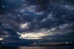 大海中黑暗阴天的奇妙景象