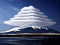 日本富士山一种叫“笠云”的自然现象。远看静止其实此刻山上的风其实非常强，仿佛看到了创界山！