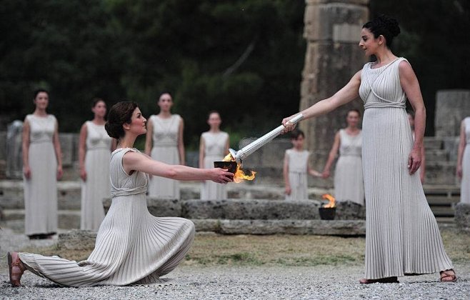伦敦奥运圣火点燃火炬 女祭司神圣仪式