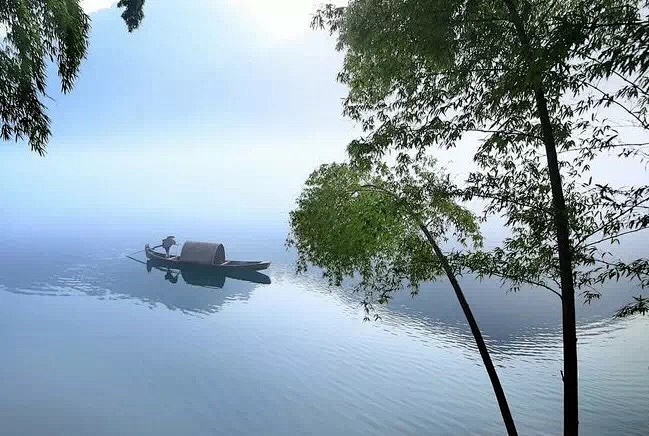 乘一叶扁舟 入景随风 望江畔烟火