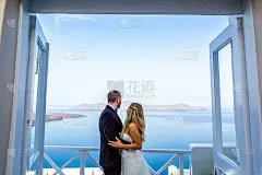 幸福美丽的新婚夫妇享受在一起的时间在一个豪华的地点