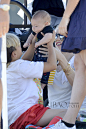 当地时间5月19日，格温·史蒂芬尼 (Gwen Stefani) 带着孩子们在西好莱坞的公园玩耍，Kingston Rossdale和弟弟Apollo有爱互动。