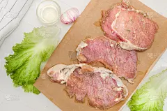 新鲜的肉。白底加香料的生猪肉排