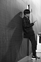 #易烊千玺这就是街舞# 黑白光影下，少年@TFBOYS-易烊千玺 目光笃定，梨涡浅笑，只为心中真挚热爱。#说到街舞就能想到易烊千玺# ​​​​