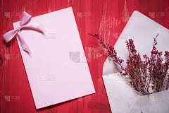 信封里放着鲜花和一张空白的留言卡